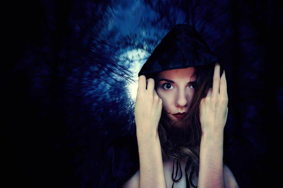 Wanda Maximoff déchaîne ses pouvoirs rouges dans une scène dramatique, illustrant la puissance de Scarlet Witch.