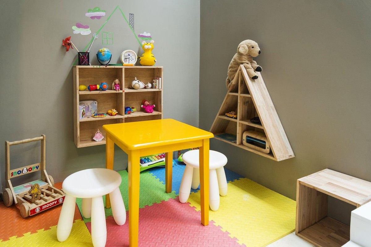 Zone dédiée au doudou dans une crèche chaleureuse avec pochettes individuelles pour un rangement cozy daycare cubbies.