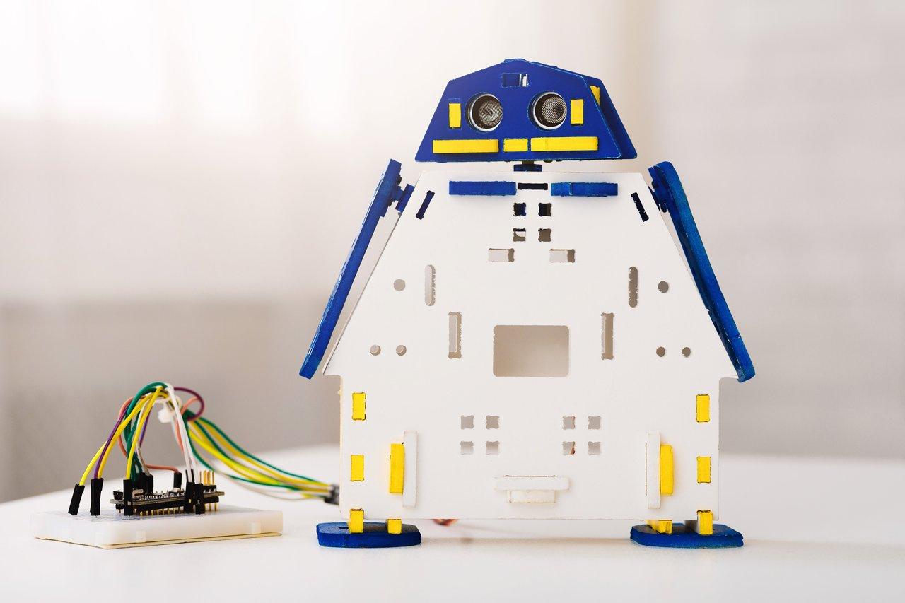 Assembler un robot articulé en papier cartonné : patrons, outils et sécurité pour enfants
