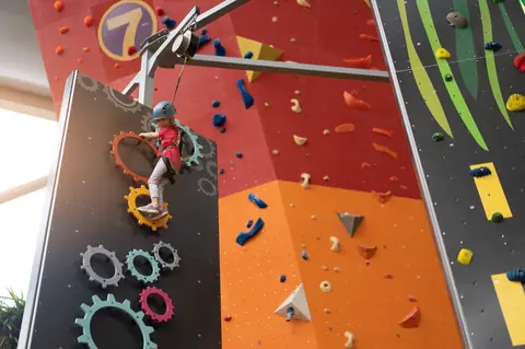Organiser une session d’initiation à l’escalade pour enfants : âge, prix et conseils pratiques