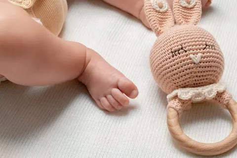 À quel âge offrir un premier doudou : recommandations pratiques pour parents