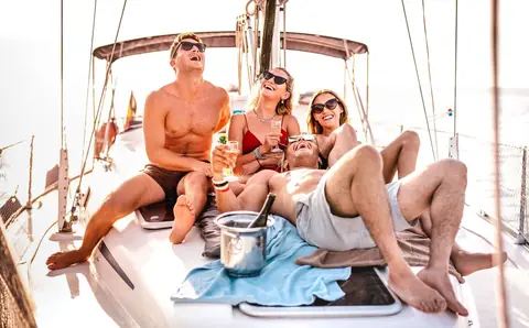 APÉRITIF SUR UN VOILIER : IDÉE SUPER COOL POUR UN ÉVÉNEMENT OU UN ANNIVERSAIRE !