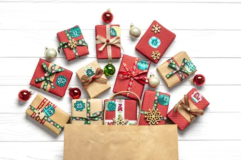 Boîtes cadeaux de Noël décorées, calendrier de l’Avent et décorations festives pour les fêtes de fin d’année.