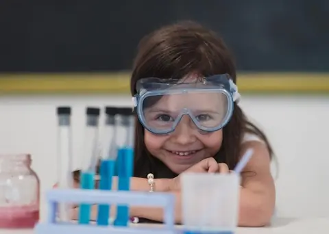 Choisir un kit d’expériences scientifiques pour enfants pour une après-midi parent-enfant réussie