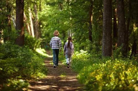 Comment transformer une promenade en véritable aventure éducative pour les enfants