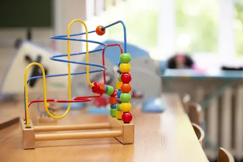 Construire un circuit de billes géant en bois et carton : coûts, dimensions et sécurité pour enfants