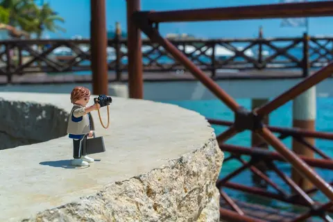 Dans les secrets de fabrication d'une figurine Playmobil : du design à la production