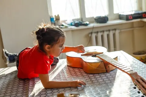 Éveil musical : fabriquer des instruments avec des objets du quotidien pour stimuler la créativité des enfants