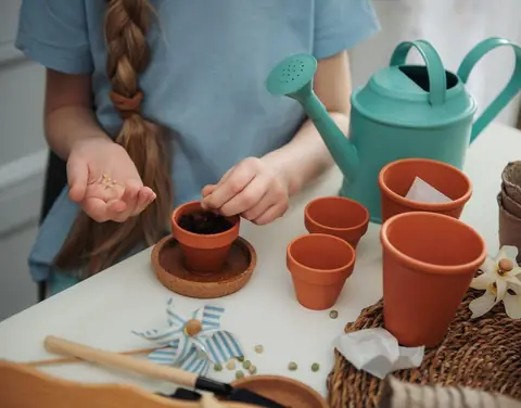 Fabriquer un atelier de jardin miniature extérieur pour enfants : matériaux durables et budget printemps 2026
