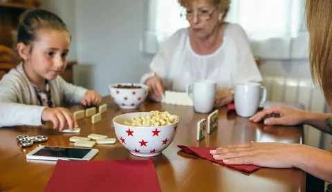 Comment choisir un jeu de societe adapte a chaque age en famille