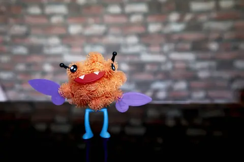 Comment fonctionne un Furby ? Langage, capteurs et personnalité