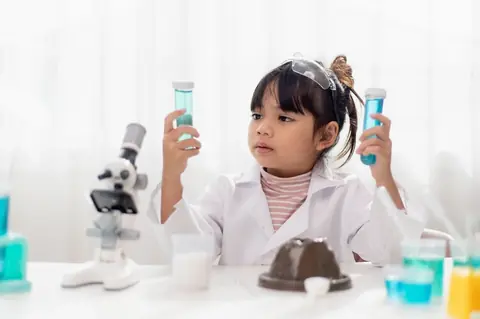 Guide complet des expériences scientifiques ludiques pour enfants : 15 activités à réaliser à la maison