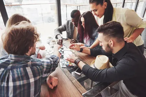 Guide complet pour choisir le jeu de société parfait pour un grand groupe