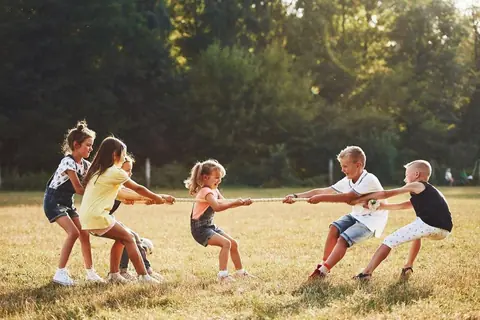 Jeux coopératifs pour trois enfants d'âges différents : guide complet 2026