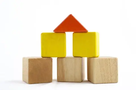 Jeux de construction en bois XXL pour espaces collectifs : volumes, sécurité et budget