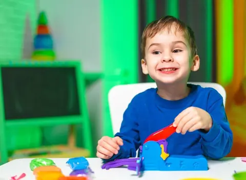 Jeux de société adaptés pour enfants à besoins spécifiques : conseils et sélection