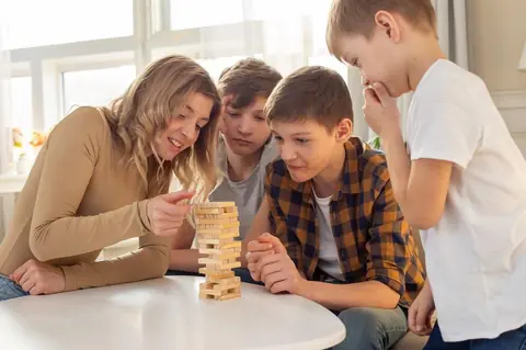 Jeux de société et mémoire : booster efficacement les capacités cognitives des enfants