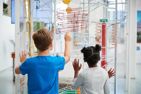 LES ENFANTS AU MUSÉE : MINI-GUIDE POUR LES PARENTS