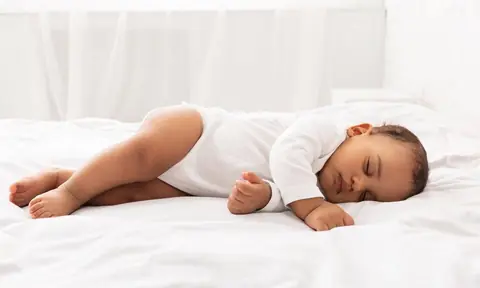 Les étapes progressives pour introduire un doudou dans la routine de sommeil de bébé