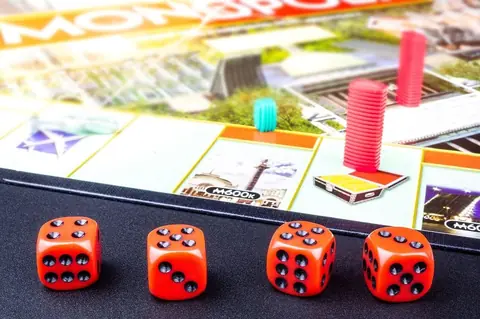 Monopoly : les 5 parodies les plus hilarantes qui détournent le célèbre jeu