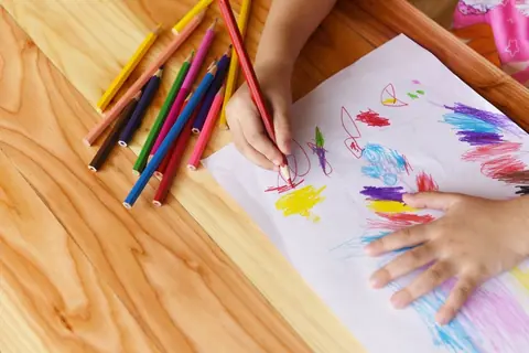 Peinture intuitive pour enfants : méthodes créatives et techniques d'expression libre