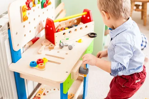 Pourquoi offrir des jouets d’éveil en bois à son enfant ?
