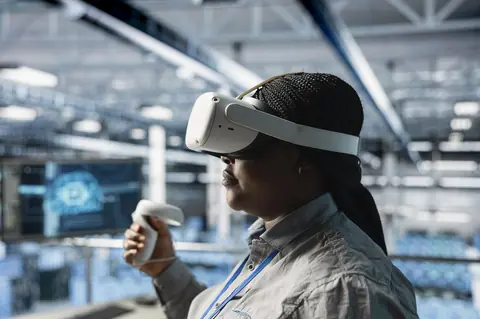 Technicienne en data center utilisant la réalité virtuelle pour analyser l’IA et les serveurs.