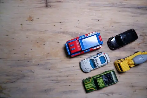 Transformer une étagère IKEA en garage de voitures miniatures : budget et étapes clés