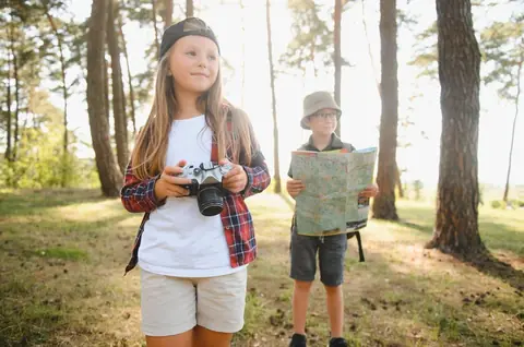 Transformer une promenade en aventure éducative : 5 méthodes pour captiver les enfants