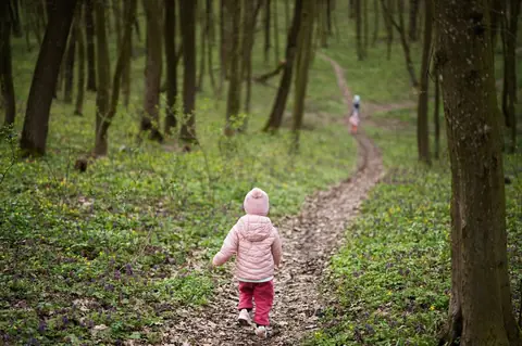 Transformer une promenade en aventure éducative pour enfants : guide pratique et ludique
