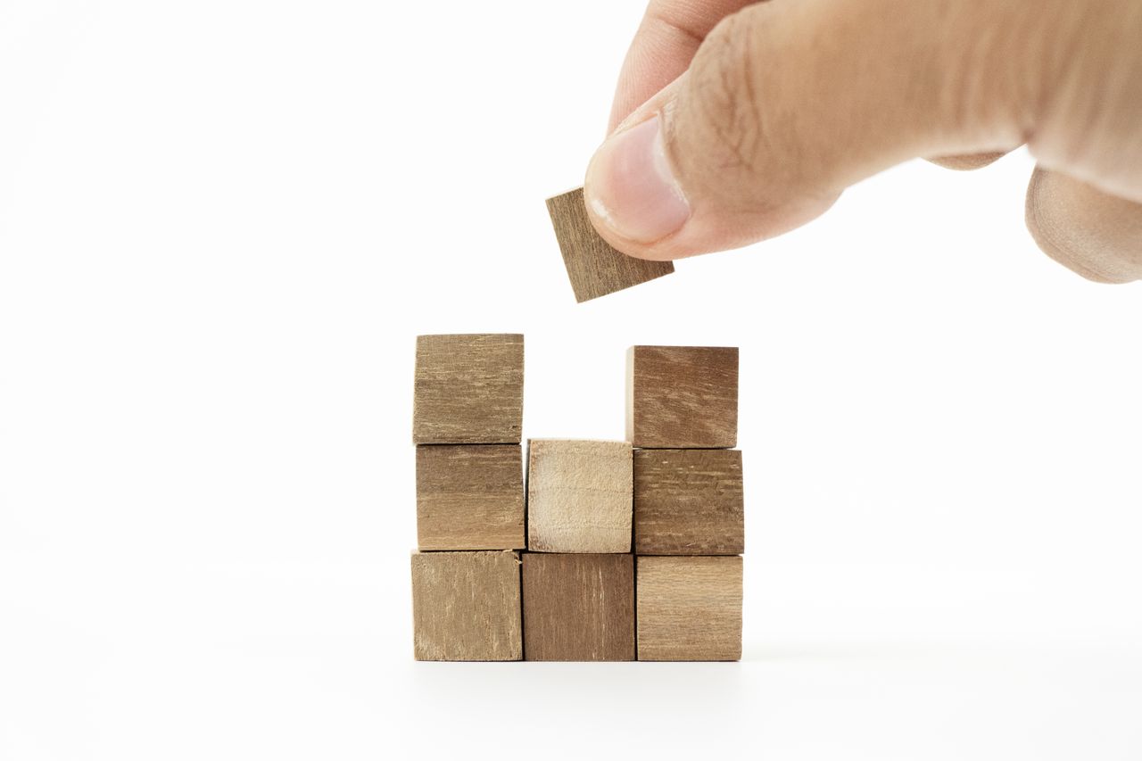 Assemblage d'un puzzle en bois pièce par pièce