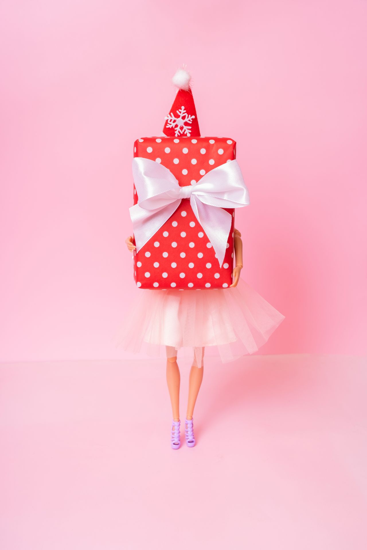 Barbie prête pour Noël avec un cadeau, idéale pour idées jouets et shopping cadeaux.