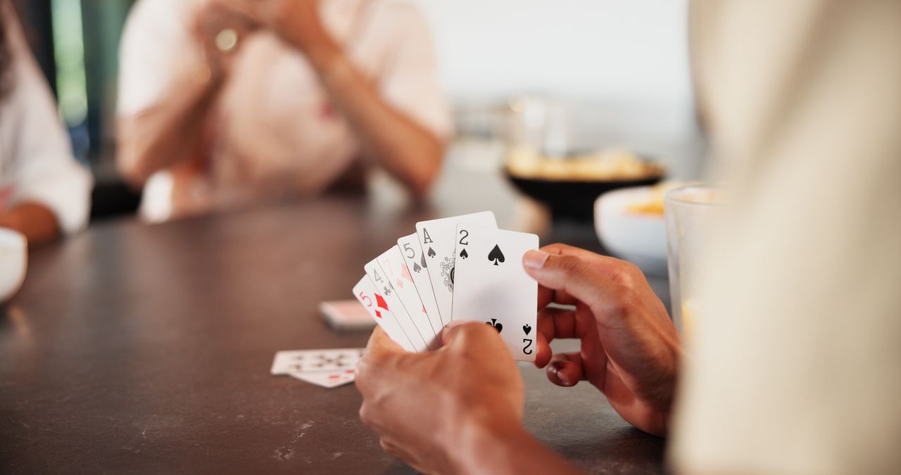 Boîte du jeu de cartes Flip 7 sur une table, cartes étalées dans une ambiance familiale et lumineuse