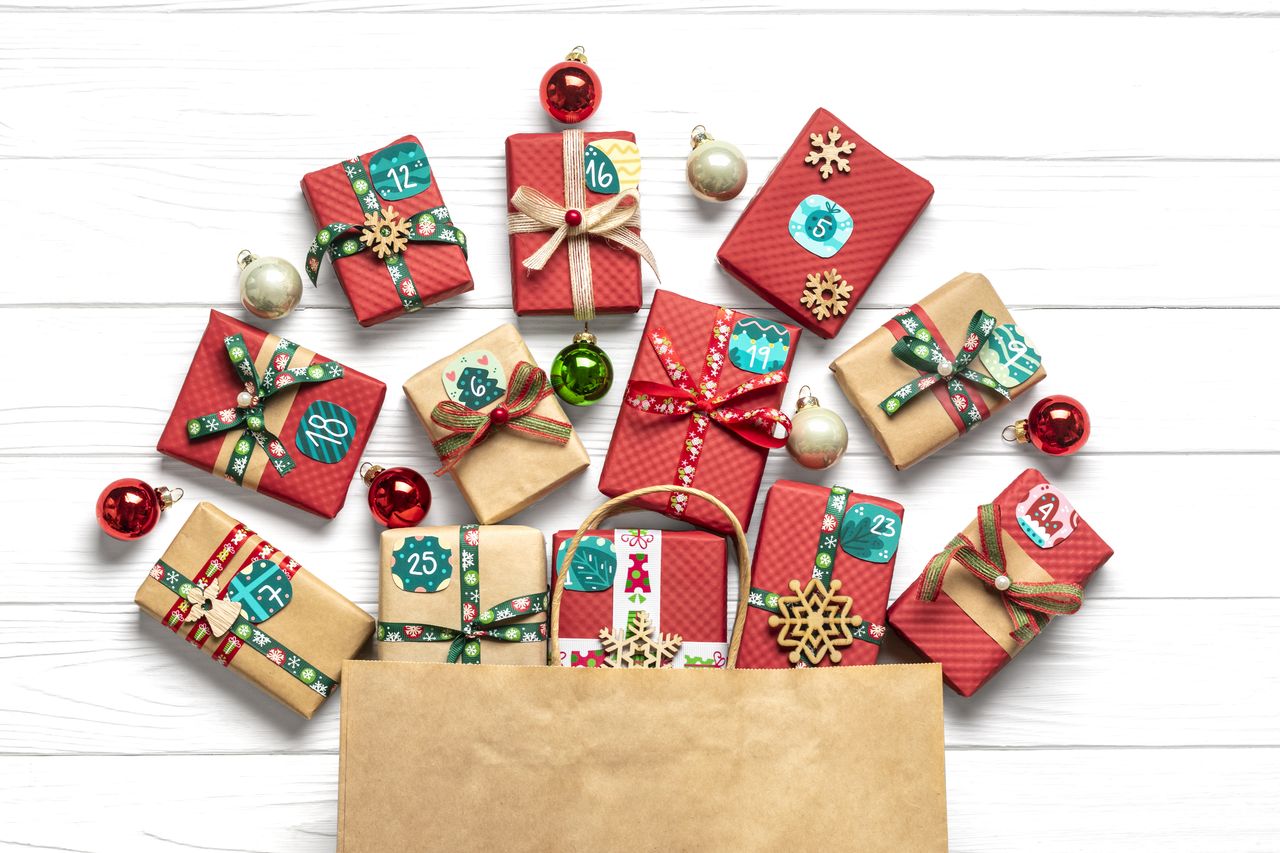 Boîtes cadeaux de Noël décorées, calendrier de l’Avent et décorations festives pour les fêtes de fin d’année.