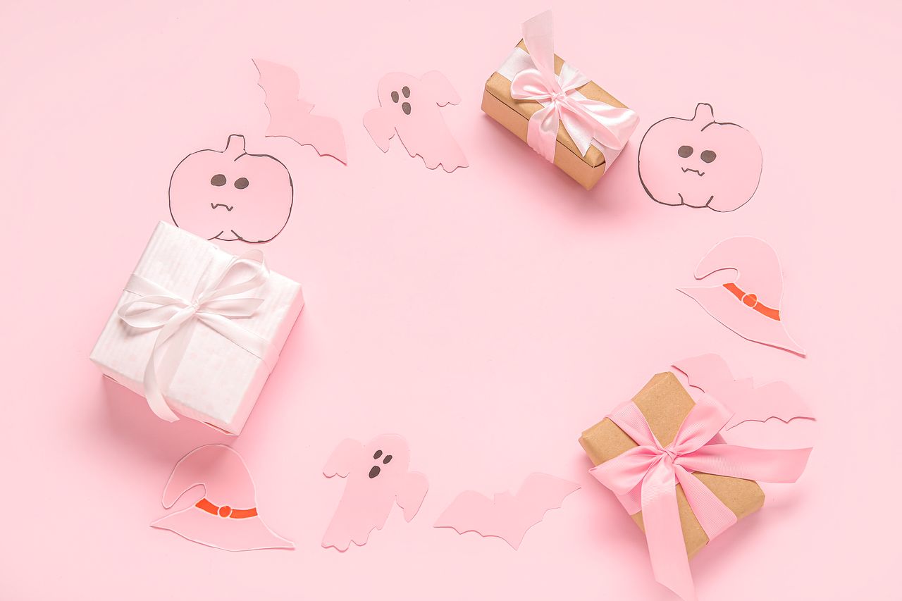 Cadeaux Kuromi sur fond rose et noir, avec peluche, figurine et accessoires Sanrio.