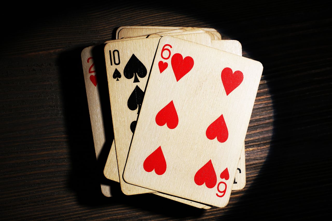 Cartes à collectionner empilées sur une table en bois