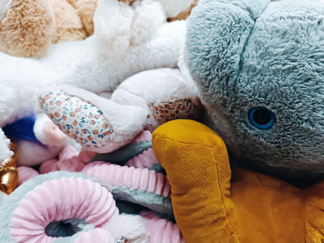 Collection de peluches colorées