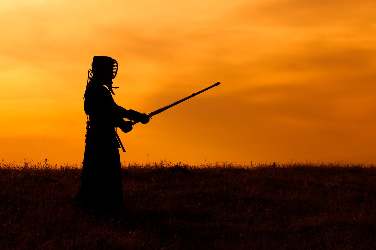 Combattant en arts martiaux au crépuscule