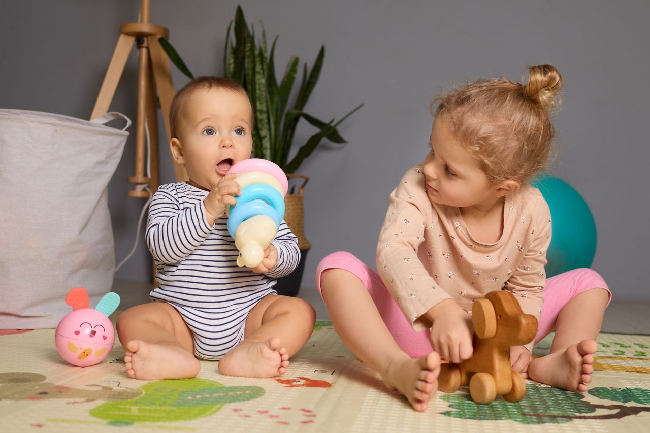 Deux enfants jouant avec des jouets