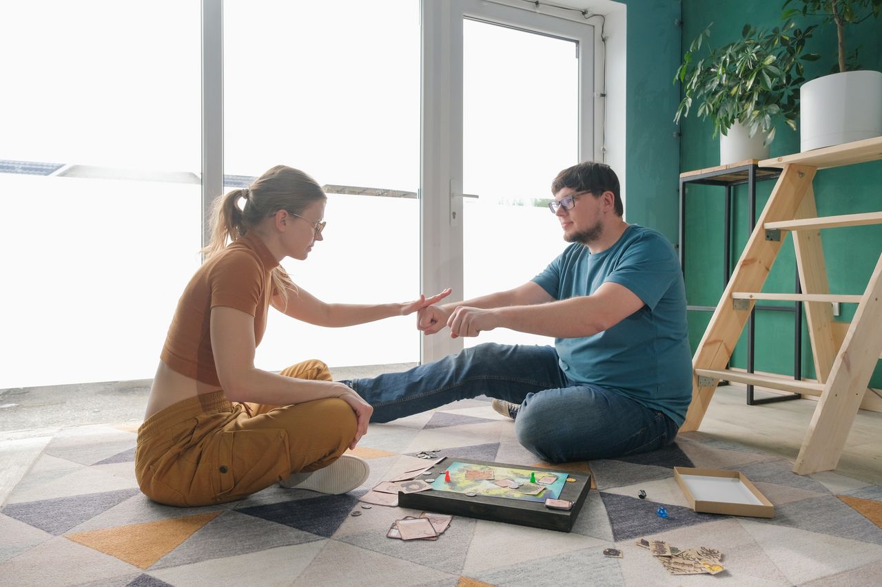 Deux joueurs autour d'un jeu de plateau