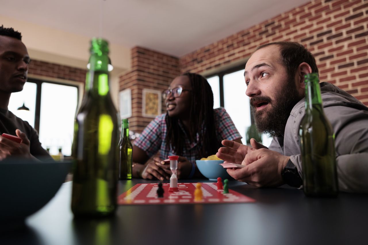 Deux personnes concentrées autour d'un jeu de plateau