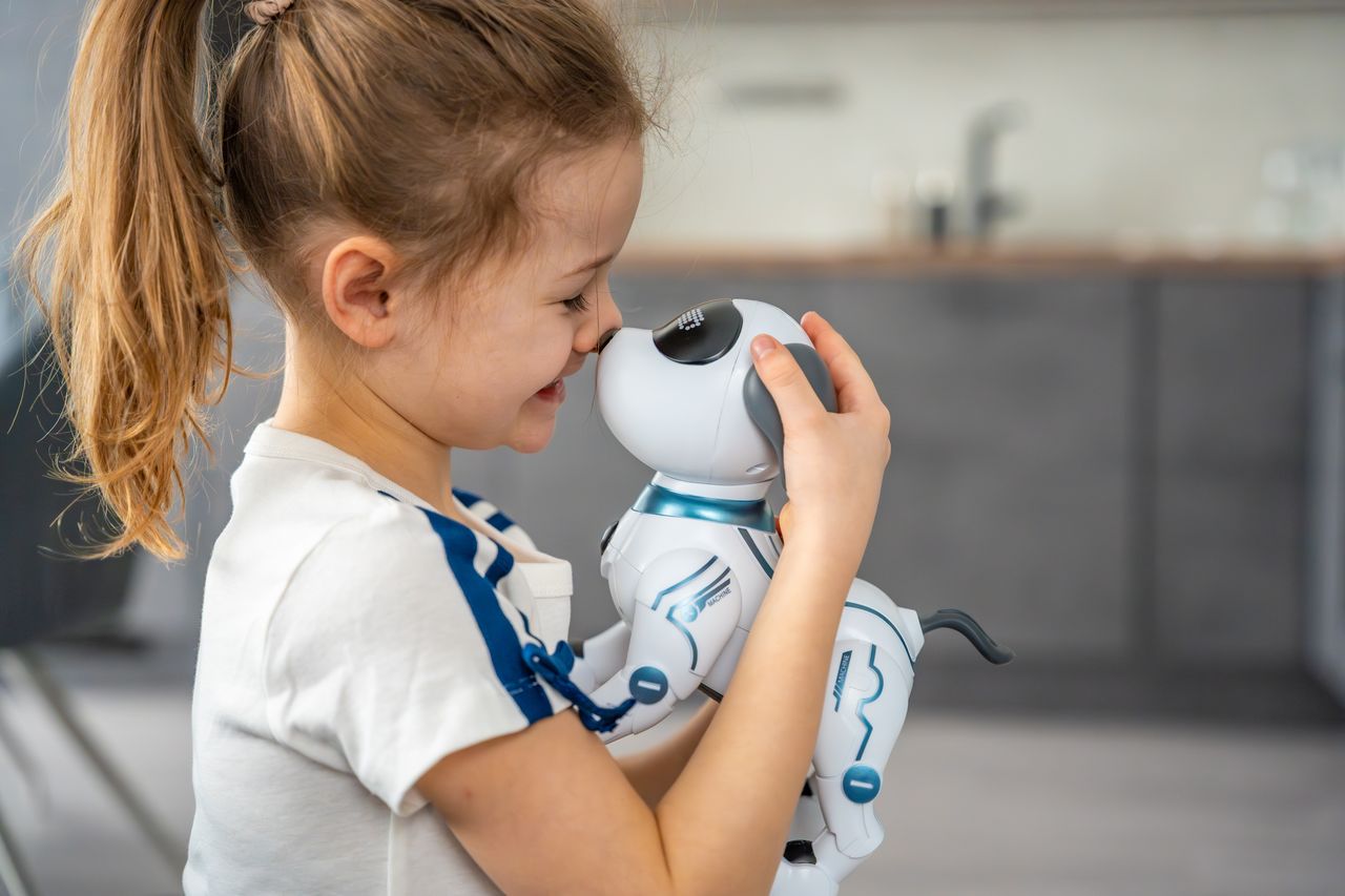 Enfant avec un jouet interactif