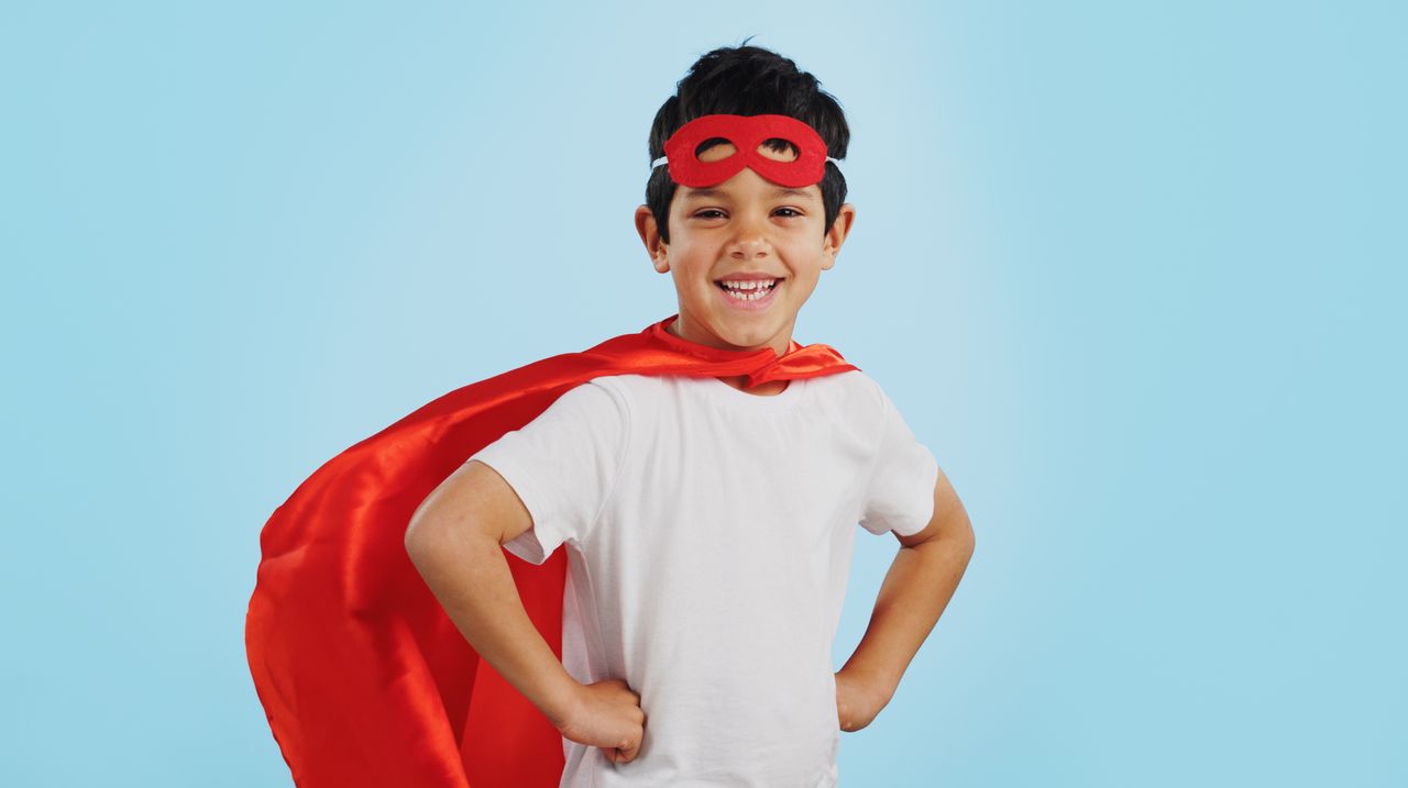 Enfant en tenue de super-héros
