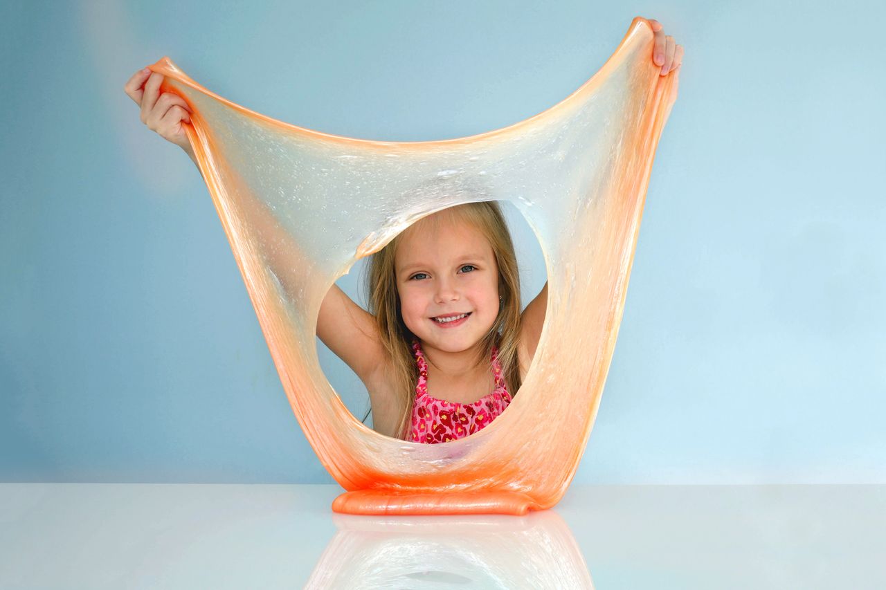 Enfant jouant avec un slime translucide