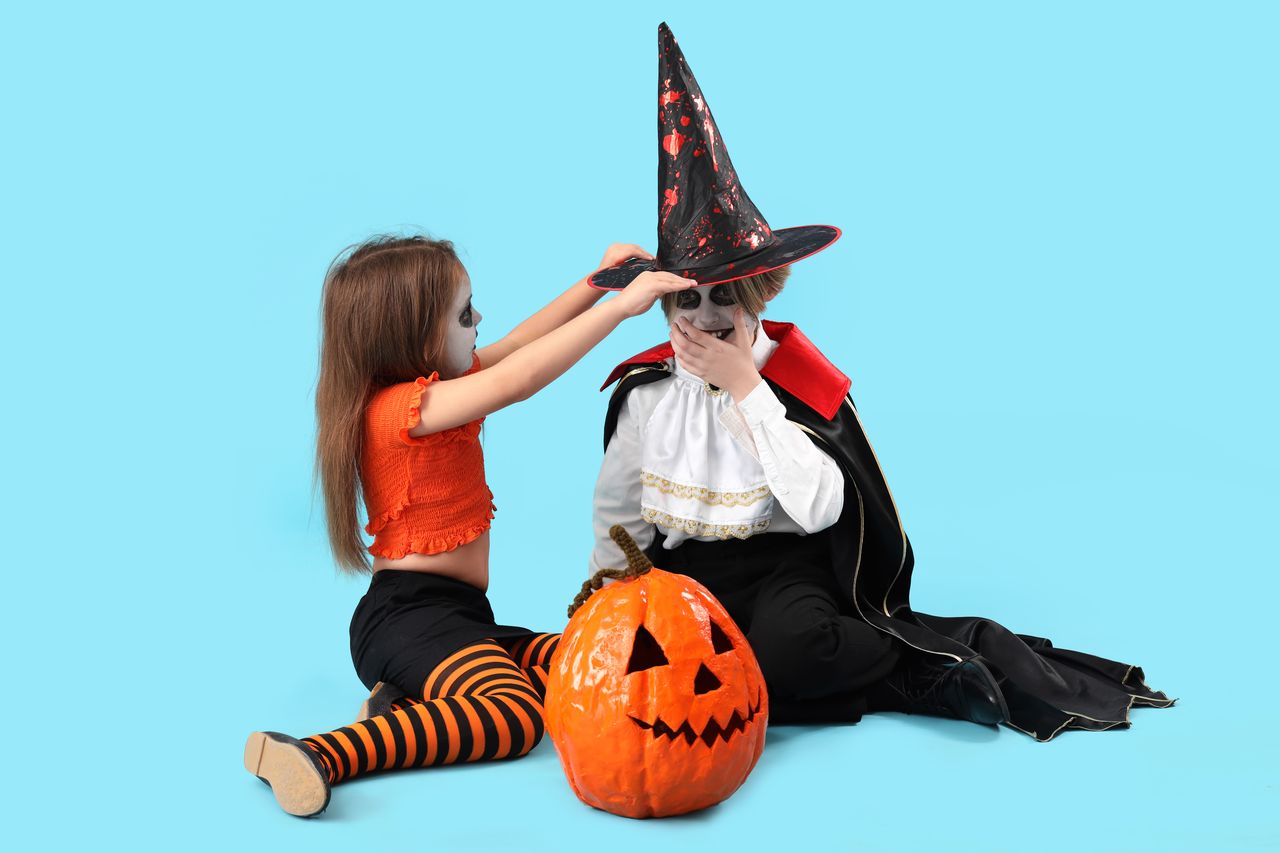 Enfants déguisés pour Halloween avec une citrouille