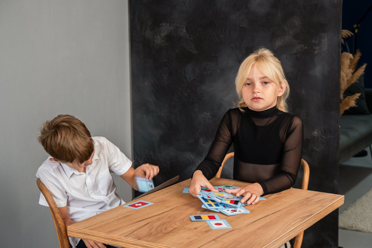 Enfants jouant aux cartes autour d'une table