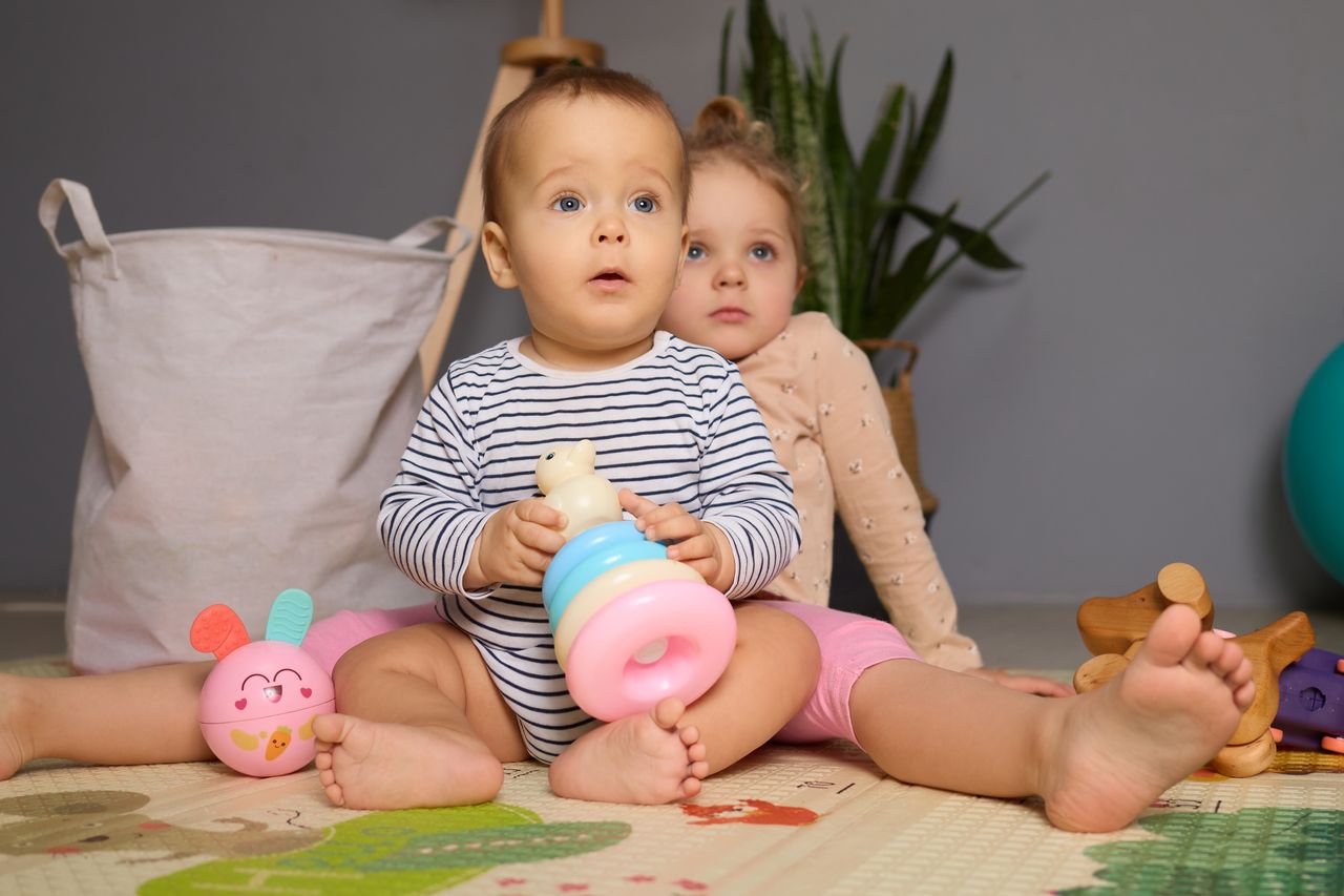 Enfants jouant avec leurs jouets