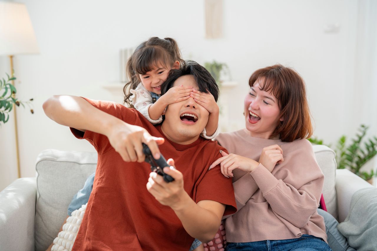 Famille jouant à des jeux de société à la maison pour un moment convivial et amusant en famille
