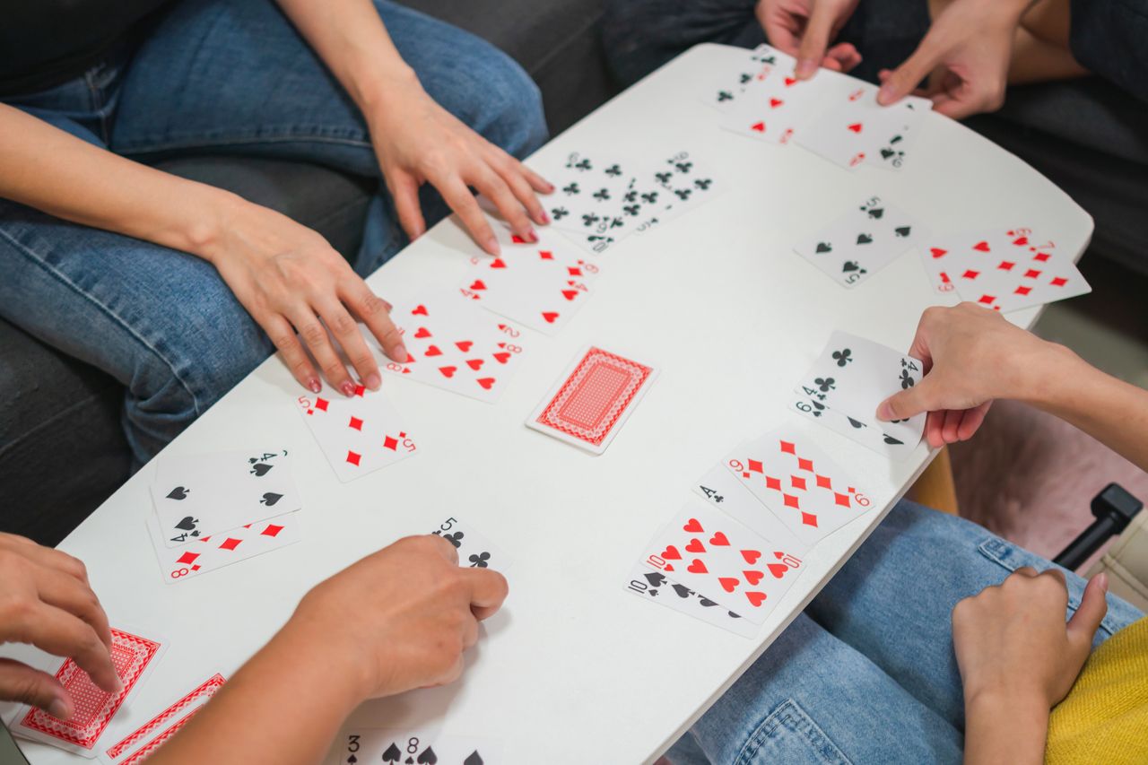 Famille réunie autour d’une partie de cartes