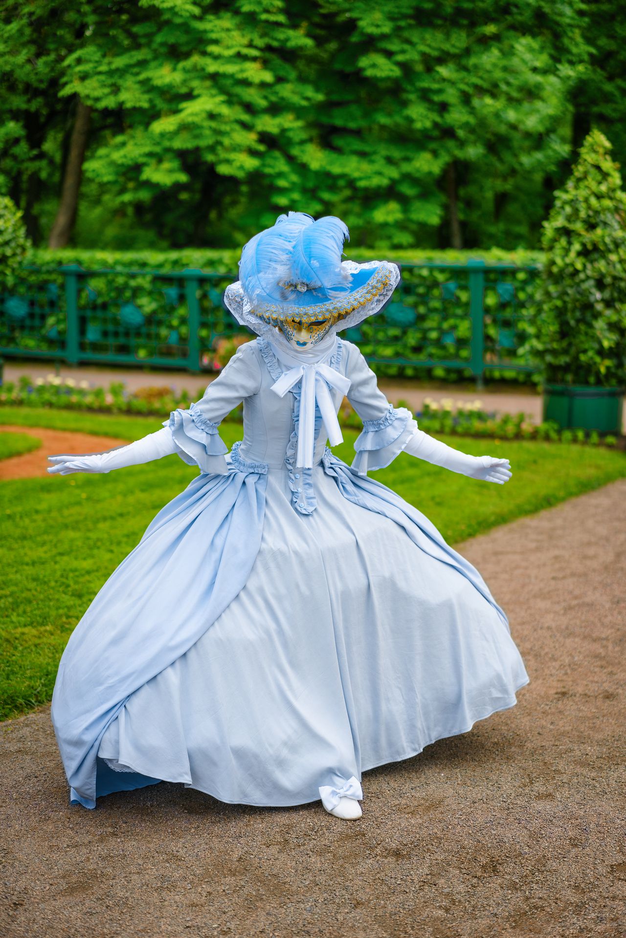 Femme élégante portant un masque vénitien, symbole de mystère, de carnaval et d’insolite.